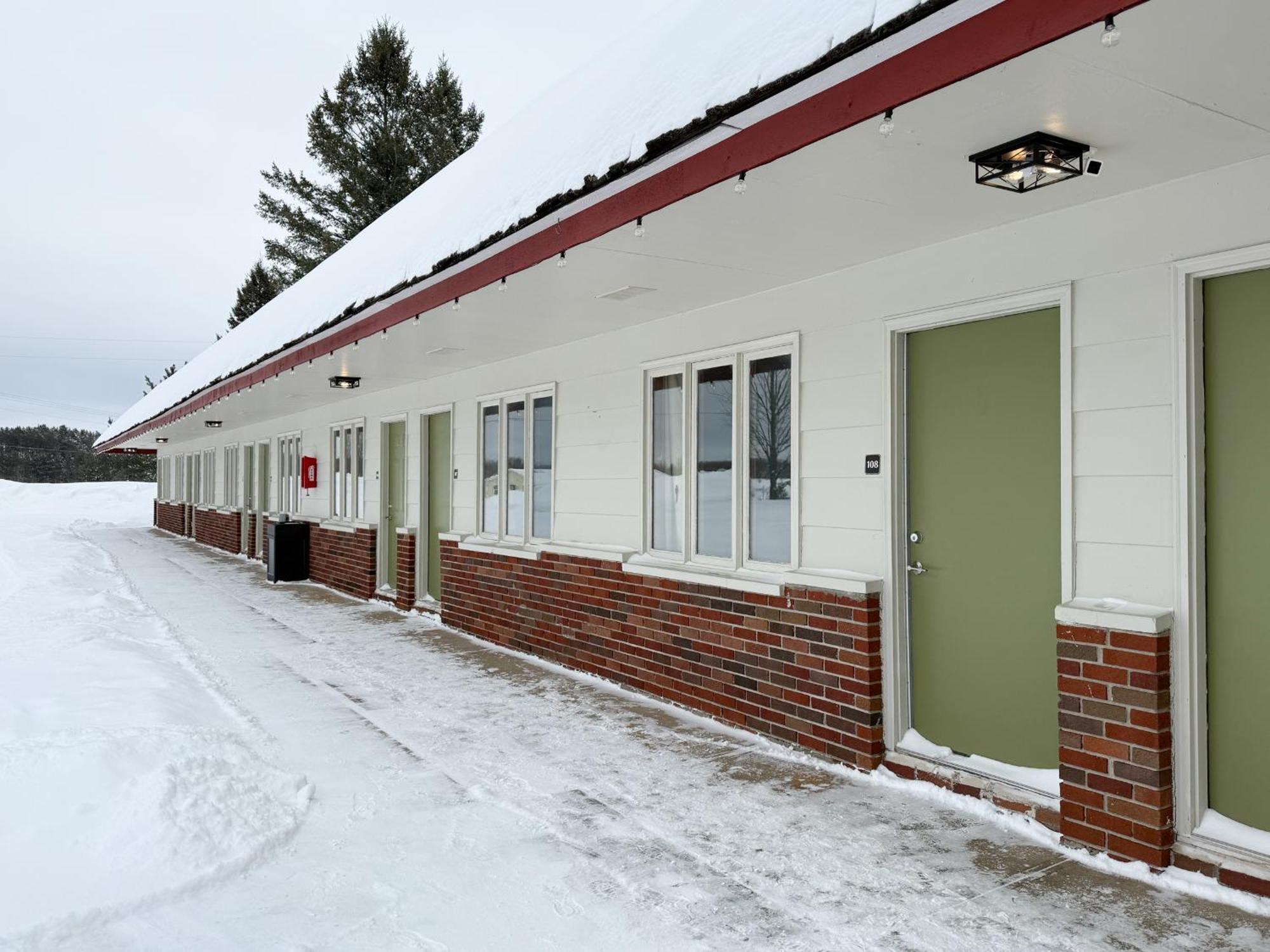 The Trail Inn - Newberry, Mi - Formerly Knollwood Inn - 13467 M-28 Extérieur photo