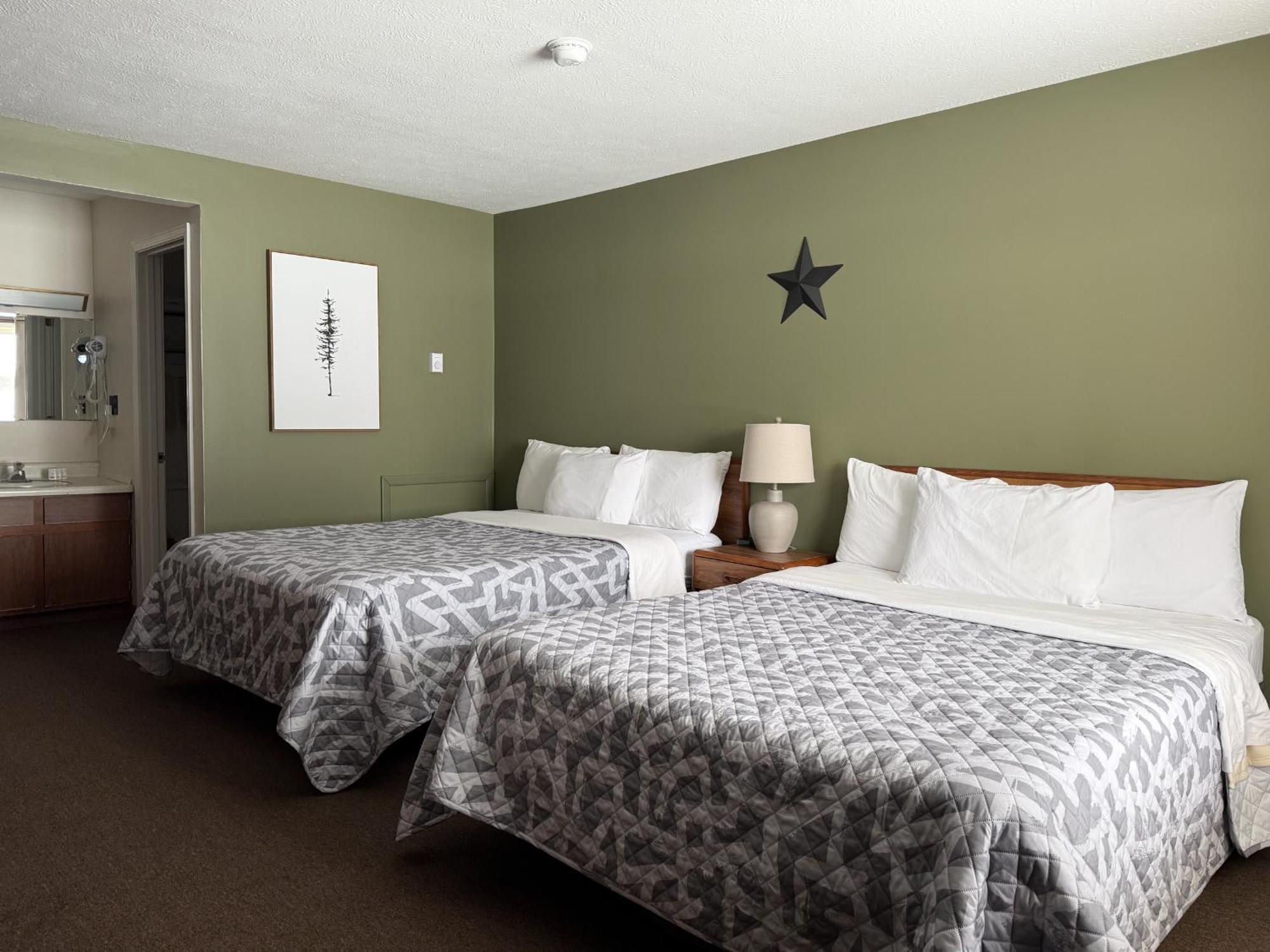 The Trail Inn - Newberry, Mi - Formerly Knollwood Inn - 13467 M-28 Extérieur photo