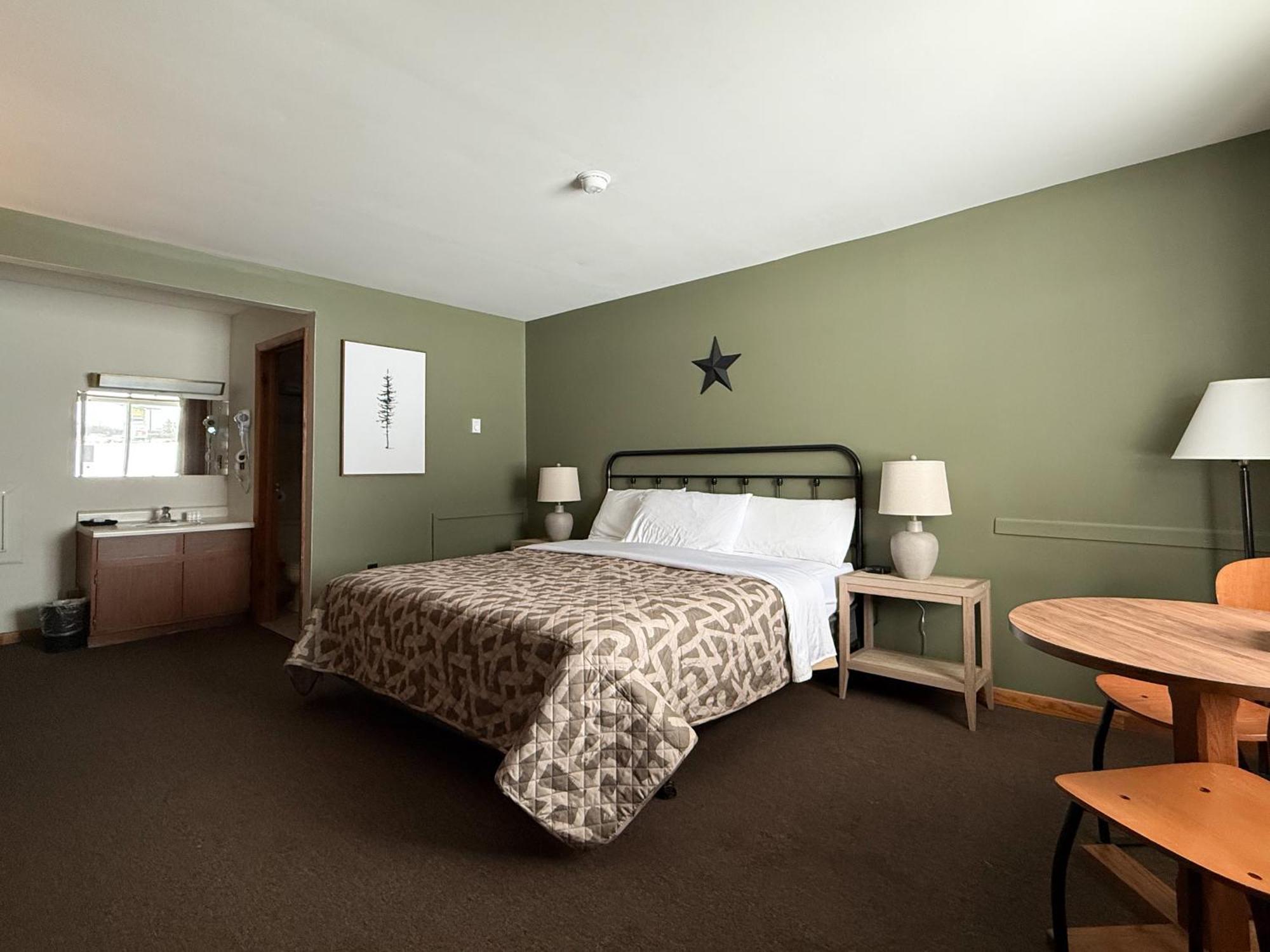 The Trail Inn - Newberry, Mi - Formerly Knollwood Inn - 13467 M-28 Extérieur photo
