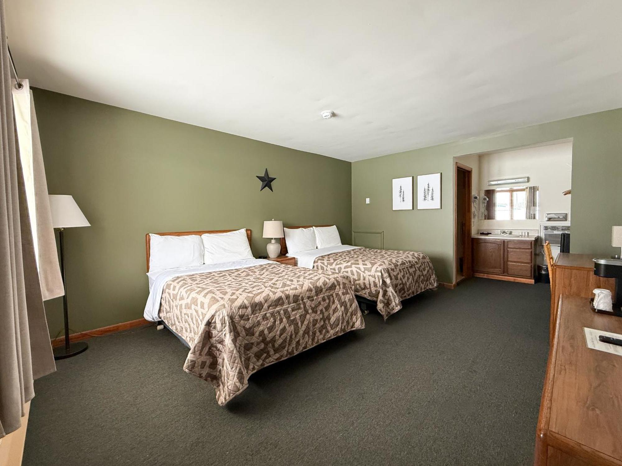 The Trail Inn - Newberry, Mi - Formerly Knollwood Inn - 13467 M-28 Extérieur photo