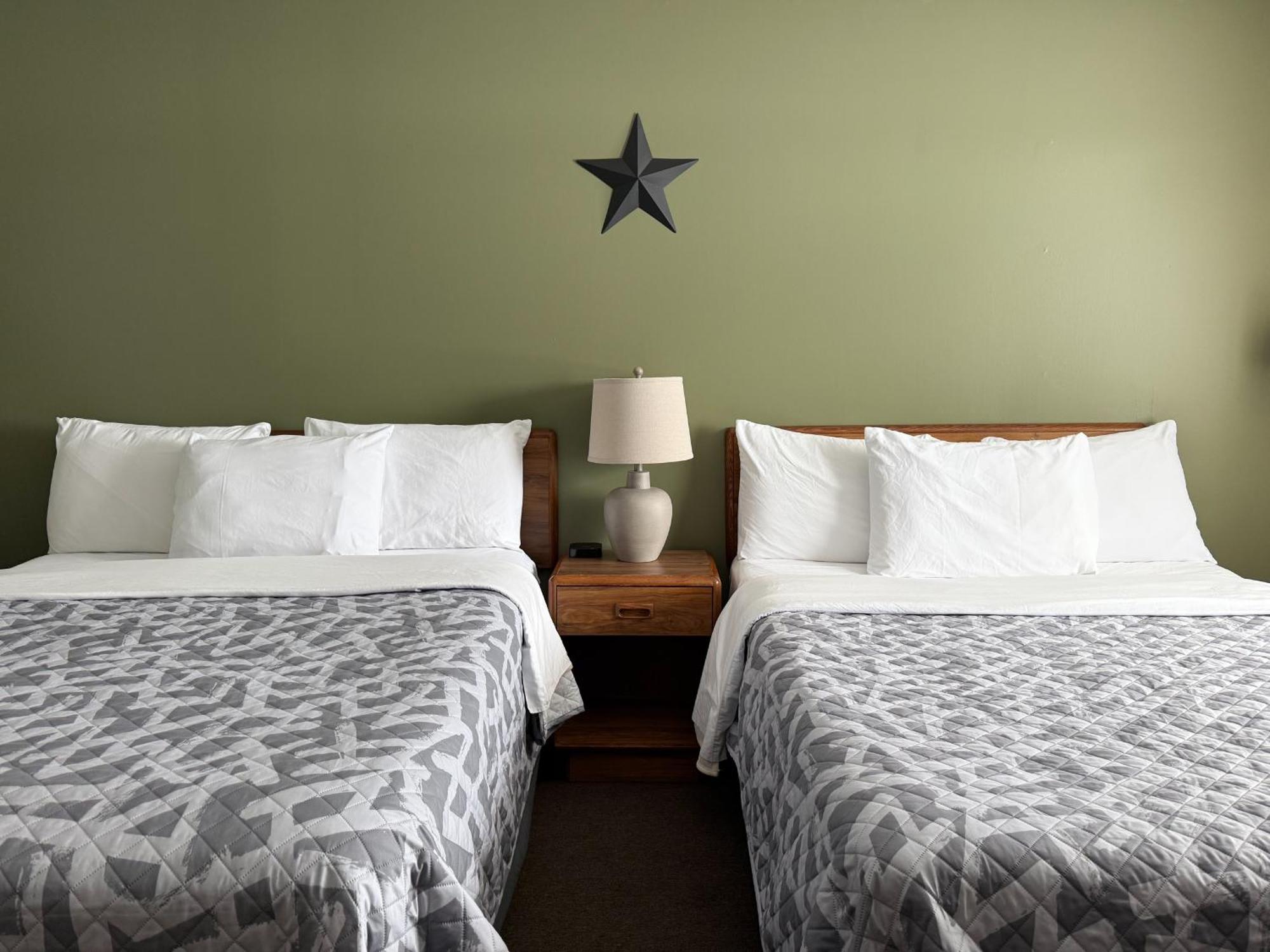 The Trail Inn - Newberry, Mi - Formerly Knollwood Inn - 13467 M-28 Extérieur photo
