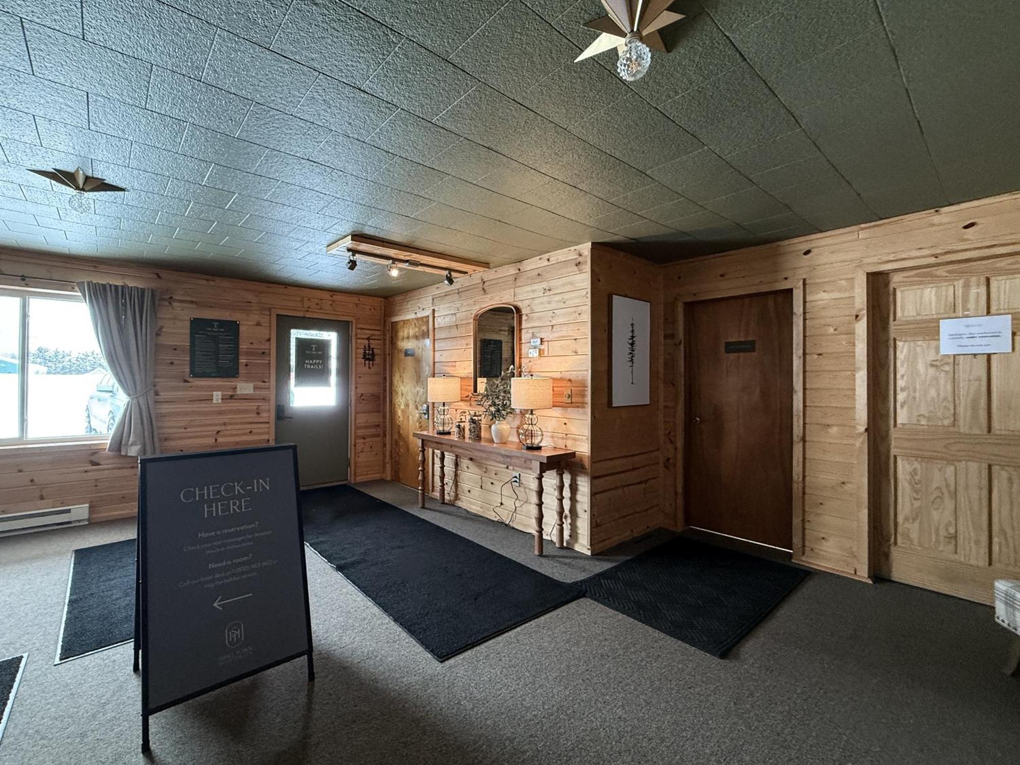 The Trail Inn - Newberry, Mi - Formerly Knollwood Inn - 13467 M-28 Extérieur photo