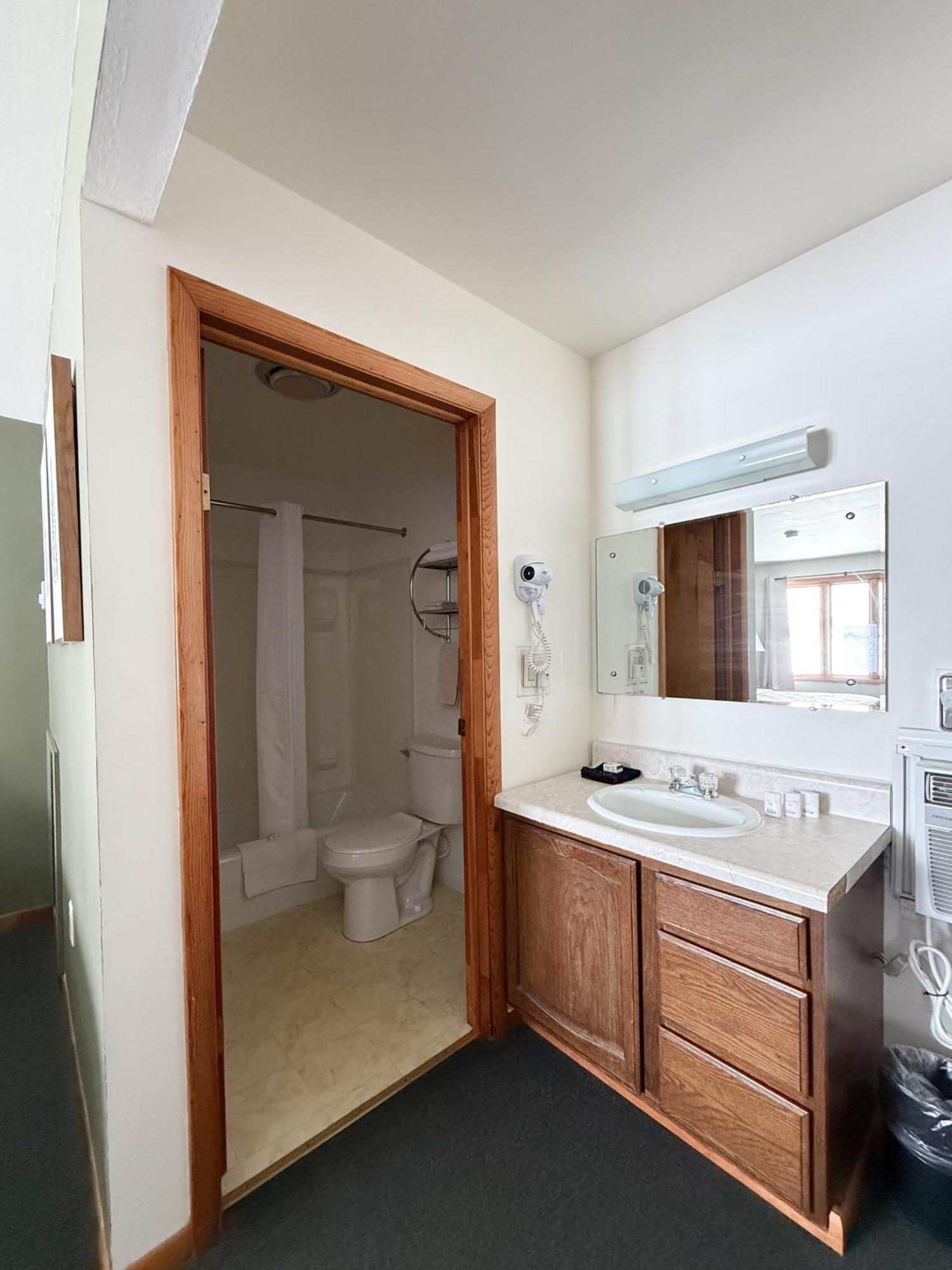 The Trail Inn - Newberry, Mi - Formerly Knollwood Inn - 13467 M-28 Extérieur photo